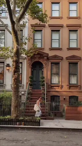 a 15-second escape into a lush, vibrant summer in new york city 🌞🌳🌇✨ (no air-conditioning needed!) captured on iphone 13 pro max 1080p at 30fps #ethanbarberco #summerinthecity #newyorkcityphotography #nycgo #newyorkcitylife 