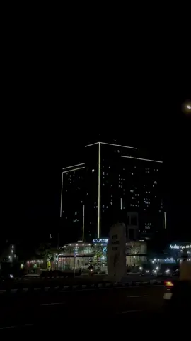 “Buổi tối hôm ấy phố không đông, vậy mà có hai người lạc nhau mãi, không thể tìm về…” #tamtrang #xuhuong #danang 