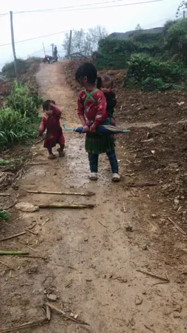 Cái tuổi đẹp nhất đáng lẽ ra phải được đùm bọc che chở được hưởng những gì  tốt đẹp nhất từ ăn uống, quần áo , vui chơi , học hành , Nhưng vì điều kiện gia đình vì vị trí địa lý vì khí hậu quá khắc nghiệt nên những thứ đó chưa thể đến bên các em được … Nay mưa gió lạnh quá . Mọi người cùng ủn Mông cho các em sớm về đến nhà nhé!!! @Mây⊙﹏⊙ #HàGiang2023❤️ 