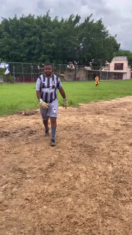 Não sabia que água sanitária e sabão comprava no salão kkkkkkkkk! Lá se foi os 100 reais kkkkkkkkkkk #futebolbrasileiro #futebolamador #bhenois #futebolmuleke #varzea #boleiro #gordinho 