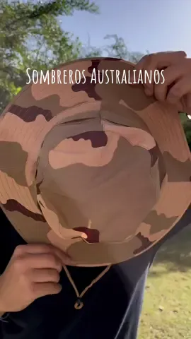 Protégete del sol con toda la onda de este sombrero australiano 😎 (de safari, como me gusta decirle a mi) También disponible en colores lisos, elegí tu favorito en tusguanaco.com #moda #sombrerosaustralianos #sombrero #verano #outfit #Summer #outdoor #adventure 