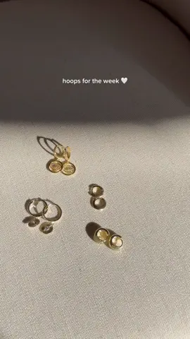 Just a little obsessed with gold hoops... Are you? ✨ #minimaljewelry #goldring #hoopearrings #goldjewelry #jewelryfaves 
