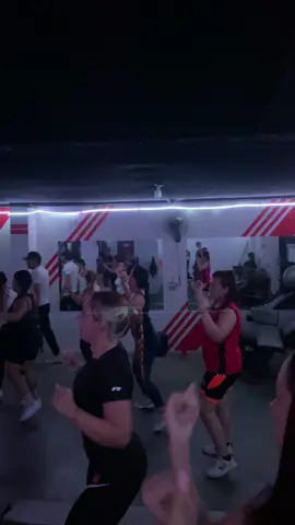 Rumba aerobica, todos los martes 8:00pm Club Fitness te ofrece un espacio para sonreir, para gozar, para aprender y ser feliz baialndo!💃🏼🕺🏽#baile #Rumba #Fitness #gym 