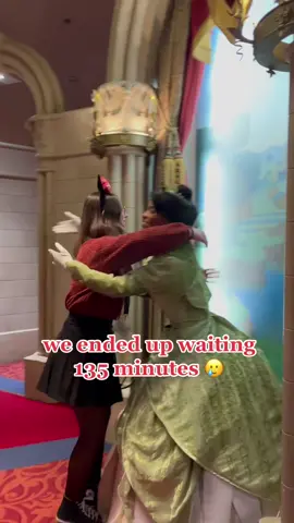 Okay so this happened an hour ago… I still can’t believe it but it’s fine since I got to meet Princess Tiana 🥹 #disneylandparis #disneyland #disney #princessandthefrog #foryou #foryoupage #fyp #viral #disneyprincess 