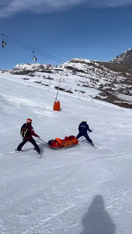 A broken collarbone needs a banana haha #skiing #snowboarding #fail #skiferie #skiingfail 