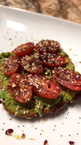 Avocado toast never gets old #avocadotoast #easysnack #healthymeal #middaysnack #EasyRecipe #everythingbutbagelseasoning 
