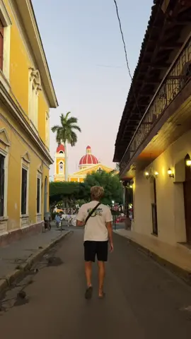 Granada, Nicaragua 🇳🇮🌞this city is so colorful, I love it 🤍 #traveltiktok #foryoupage #fyp #travelbucketlist #viralvideo #travelblogger #viral #nicaragua🇳🇮 #granada 