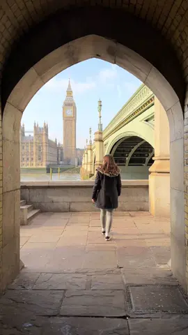 ¡No te pierdas este sitio si viajas a #Londres! Podrás disfrutar de unas vistas preciosas al Big Ben. 🇬🇧 Solo tiene que cruzar el Puente de Westminster, bajar las escaleras que encontrarás a la izquierda y atravesar un pequeño túnel. ¡La postal es preciosa! 🫶🏽 🫣 Eso sí, te aviso de que el sitio no huele muy bien… ¿Tienes Londres entre tus próximos destinos? 🥰 #london #b#bigbenw#westminsteru#uki#inglaterrar#reinounidot#travelbloggerl#londontripv#viajaralondresv#viajerat#travelgirle#englandamoviajar