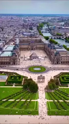 Musée du Louvre vu du ciel Louvre Museum from above Crédit Photo IG: @world_walkerz Follow us on IG: @champselysees_paris www.champselysees-paris.com © Paris, Always an Amazing idea! #paris #igersparis #museedulouvre #louvremuseum #tiktok #tiktokparis