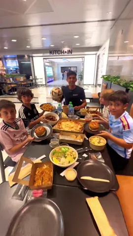 Eating out with my Family 🍔🥗 #football #Soccer #sports #eating #food #athlete #Fitness #eat #nutrition #soccerplayer #footballplayer #athletes #soheilvar #healthy