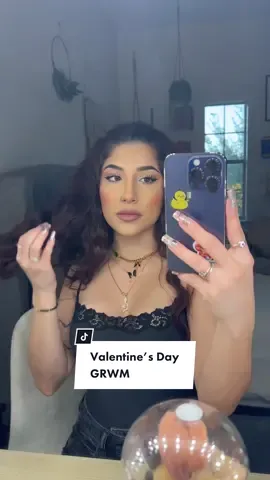 Valentine’s Day GRWM<3 ik Im late don’t come 4 me thxxx #ValentinesDay #getreadywithme #makeup #fyp #glittereyeshadow #AXERatioChallenge 