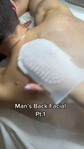 Back facial 🧼 #backfacial #mensfacial #mansfacial #mansback #bubbles #backrub #backscrub #relaxation #spatreatment #satisfying 