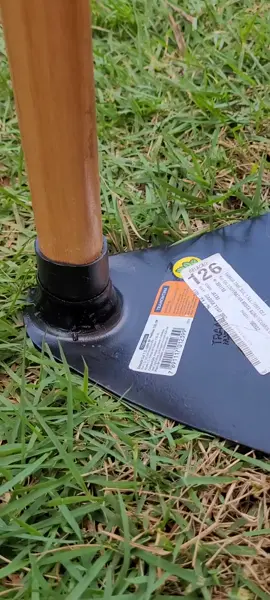 o brinquedo dos fim de semana.. amolação, quanto mais afiada melhor.  #carpir #capinarterreno #capinar #capinarquintal #enchadaamolada #enxadaamolada  #quintal #quintaldecasa #tramontina #agrodequintal #terreno 