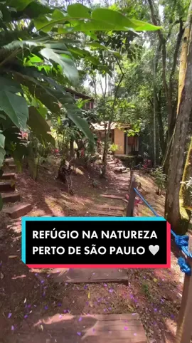 CHALÉ SENHOR DOS TRILHOS 🍃🌲✨ 📍Estrada Armando Barbosa de Almeida, 6917. Mariporã,SP.  São 06 chalés de 24m². Com decoração rústica, os chalés são equipados com todo o conforto: 
 • Cozinha equipada permitindo que você se sinta em casa e prepare suas próprias refeições  • Geladeira  • Fogão  • Microondas  • ventilador  • TV 32”  • Wifi  • Toalhas e Roupa de cama • Churrasqueira individual • Rede de descanso 
 Estão inclusos na diária: Café da manhã, Estacionamento, Acesso particular à represa de Mairiporã (Paiva Castro), Espaço para pesca, Sauna Academia, Playground externo, Brinquedoteca, Piscinas e Jacuzzis aquecidas, Sala de lareira externa, fazendinha, Salão de Jogos. Esportes aquáticos cortesia:
Stand up Paddle, Caiaque, Bicicletas aquáticas, pedalinho.   Serviços terceirizados cobrados a parte:  Passeio de Lancha
 Passeio a cavalo Refeições de almoço e jantar Massagens e outros tratamentos no SPA As diárias e day use não incluem almoço e jantar, mas oferecem bebidas a parte, espetos e porções aos finais de semana e feriados e temos opções de restaurantes parceiros na região que entregam as refeições, basta avisar a equipe de atendimento na reserva e deixam tudo agendado 😃, super prático!  💰Day use funciona de terça-feira a domingo, 9h às 17h. Com reserva antecipada para garantir sua vaga! O valor é de R$ 80,00 por pessoa. FERIADO e meses de ALTA TEMPORADA (dezembro, janeiro, fevereiro, julho): Valor diária casal R$ 700,00.. Valor diária adulto individual R$ 350,00.  
 👧🏽 Criança até 10 anos é cortesia 😃 🐶 Pet friendly: aceitam pet até médio porte, sempre na guia e com taxa de 100,00!  #chalé #chalés #hospedagempet #hospedagem #passeio #viagem #viagensbaratas #viagens #lago #campo #natureza #petfriendly #petfriendlysp  #dayuse #piscina #ofuro #pedalinho #refugio #refúgio #mariporã #ondeiremsp #tursimosp #saopaulo #dicassp #descanso #paz  