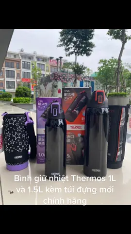 Bình giữ nhiệt Thermos 1L và 1.5L kèm túi đựng – Đa năng tiện dụng cho mọi nhà - Thiết kế đơn giản nhưng phong cách, màu sắc bắt mắt, hiện đại. - Dây deo được cải tiến, rộng hơn và có thể xoay, điều chỉnh theo vai người dùng. - Cỡ rộng có thể đựng đá lớn, đồ uống thể thao OK. - Thành bình inox 3 lớp, giữ lạnh cả nóng ok luôn Kích thước: Rộng 8 x Sâu 8,5 x Cao 27,5 cm, Cỡ khoảng 4,5 cm Kèm túi giữ nhiệt chống sóc dày dặn có dây đeo - Thép không gỉ cao cấp, giúp giữ lạnh khoảng 6 giờ. - Thiết kế an toàn cho cả trẻ em, bên trong và bên ngoài bình được thiết kế hoàn toàn chống trầy xước, cho độ bền cao khi sử dụng hằng ngày. Bình nước giữ nhiệt Thermos đã được kiểm nghiệm và chứng nhận ngăn chặn sự phát triển của vi khuẩn. - Miệng bình có thiết kế mở rộng, dễ dàng vệ sinh.. Nút mở của bình có thể uống trực tiếp, miệng bình rộng dễ tháo rửa lau chùi, có quai xách tiện dụng khi di chuyển ngoài trời. - Trọng lượng nhẹ, nhỏ gọn và dễ mang theo khi đi ra ngoài, du lịch hoặc picnic
