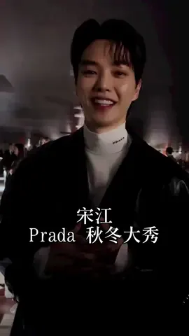宋太太們請注意，你們的宋江在 Prada 23 米蘭秋冬大秀！宋江以一身帥氣黑色皮衣出席米蘭時裝週，在 Prada 秀場邊成為眾人追逐焦點。而他本人也十分親切和 Vogue Taiwan 的讀者們問好，好感度一百分💯 #VogueFashionWeek #mfw2023 #prada #songkang #宋江 #송강 