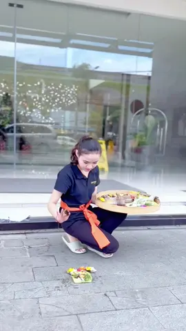 Canang Sari adalah (perlengkapan umat Hindu di Bali untuk persembahan tiap harinya.  Persembahan ini dapat ditemui di pelbagai pura, kuil, tempat sembahyang kecil dirumah rumah, dan jalan jalan sebagai bagian dari sebuah persembahan yang lebih besar lagi.  #canangsari #budayabali #bali #sukasukadidi 