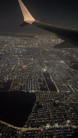 Miraba la ventana, tratando de memorizar la sensación de ver la inmensidad y saber que siempre te elegiría a ti. #avion #noche #luces 