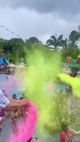 Una locura lo que vivimos en este carnaval 🌺🥳 FIESTA DE COLORES! 🌈 música electrónica y mucha diversión! ☀️💃🏻  #carnaval #fiesta #colores #diversion #fyp #party #piscina #carnavalecuador 