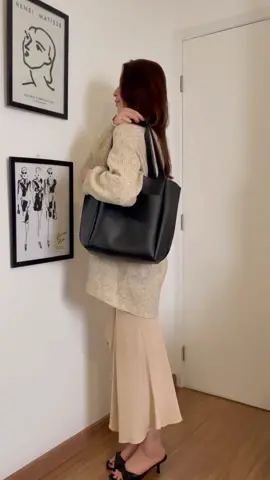 @Larissa Gimenez + bag alma 🖤 modelo com shape minimalista, prático, versátil e ainda cabe tudo 🔥 disponível também nas cores verde claro, bege e marrom. curtiu? ornobags.com.br  . R$189