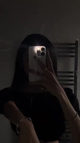 🖤🤍🖤🤍🖤🤍🖤• •  #BlackWhiteEffect #MirrorSelfieTricks #LightSwitchGirl #DarkEffect #TrendMirror #NightEffect #theweeknd 