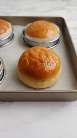 Burger buns 🍔  Des petits pains briochés ultra moelleux à base de tangzhong  Pour 8 buns de 10 cm de diamètre  • 300 g de farine  • 7  g de sel • 30 g de sucre  • 1 oeuf • 20 g de beurre  • 100g d'eau  • 13 g de levure boulangere fraîche  • un œuf pour la dorure  Pour le tangzhong : • 25 g farine  • 95 g de lait  Dans une casserole mélanger tout les ingrédients à froid, mettre sur le feu et cuire comme une crème pâtissière. Réserver.  Dans la cuve du robot muni du crochet mettre la farine, le sel, le sucre, mélanger puis ajouter l'œuf,  la levure, le tangzhong et pétrir pendant 5 minutes, ajouter le beurre et pétrir encore environ 15 min. Laisser lever la pâte au moins 1 hr ou jusqu'à ce qu'elle double de volume. Dégazer la pâte et découper la en 8 patons. Former des boules, déposer dans des cercles à tarte ou directement sur une plaque de cuisson. Laisser pousser environ 1hr. Badigeonner avec l'œuf battu. Décorer selon vos envies. Cuire à 180 ° pendant 15 à 20 min selon le four.  🇺🇸🇺🇸🇺🇸 Burger buns 🍔  Ultra soft brioche buns made with tangzhong  For 8 buns of 10 cm in diameter • 300g flour • 7 g of salt • 30 g of sugar • 1 egg • 20 g butter • 100g of water • 13 g of fresh yeast • an egg for gilding  For the tangzhong : • 25 g flour • 95g of milk In a saucepan, mix all the cold ingredients, put on the heat and cook like a pastry cream.  In the bowl of the robot fitted with the hook, put the flour, salt, sugar, mix then add the egg, the yeast, the tangzhong and knead for 5 minutes, add the butter and knead for another 15 minutes. Let dough rise for at least 1 hour or until doubled in size. Degas the dough and cut it into 8 pieces. Shape into balls, place in pie rings or directly on a baking sheet. Leave to grow for about 1 hour. Brush with beaten egg. Decorate as you wish. Bake at 180° for 15 to 20 minutes depending on the oven.  #breads #buns #burger #baking #homebaking #bread #breadtalk #blueberrybagels #breadbaking #baker  #surdeig #recipereel #recipeshare 