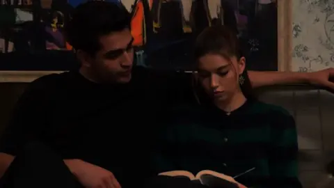 Saat neçədə gördüz.?❤️#8venera❤️🔗 #keşfet❤️ #keşfetedüş #dizilər #sevilirsiz🌸💎 #dəyərlisiz🖤🌙 #tutarmı #inşallahtutar #köhnəmahnılar #mahnılar#ürəyimizistəyənkimigörüşədəbilmirik#hərgünbizəfürsetola#birmənolumbirsən 