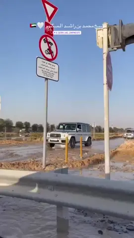 ‎تواضع صاحب سمو الشيخ محمد بن راشد ال مكتوم🙌 خلال مروره بسيارته في شوارع دبي❤️  #سيارات #سترايف #اوتو #قيادة #strive #cars #drive #automotive #carsoftiktok 