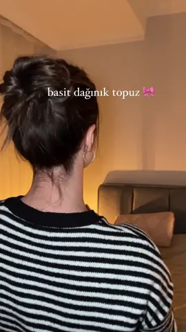 Mis gibi dağınık topuz yapmanın en kolay yolu!✨ Saçlarınız uzunsa daha da harika duracak💕 #hairstyle #hairtutorial #cutehairstyles #easyhairstyles #hairinspiration #saçmodelleri 