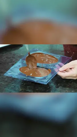 OVOS DE PÁSCOA na FORMA DE ACETATO! 🥰 #passoapasso #chocolate #receitas #pascoa2023 #ovosdepascoa #facilerapido #artesanal #facaevenda #sucesso #tiktok #confeitaria #culinaria #bombom #trufas 