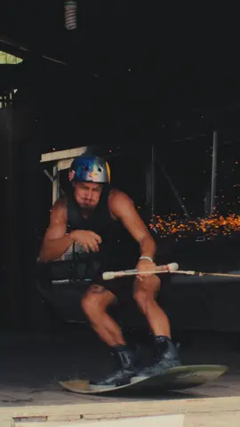 @Pedro Caldas dando um novo significado pra palavra INABALÁVEL #redbull #tedáasas #wakeboard #pedrocaldas #wakeboarding
