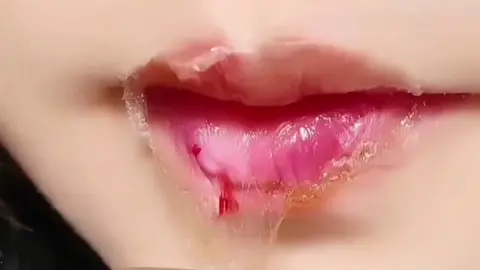 Ủ dưỡng  môi mật ong trà đào #beuty #vairal #xuhuong #xuhuongtiktok #duongmoi #beauty #vibely #beauty #son #makeup 