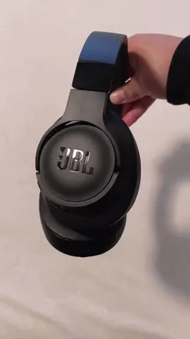 Watch me unbox my new @jblaudio Tune 760NC headphones🎧 #jbl #jblheadphones #unboxing #aesthetic #aestheticheadphones #headphonegirly #audiophile #music #tune760nc 
