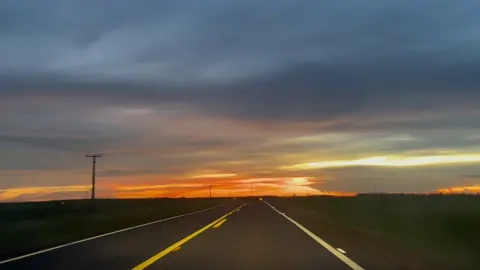 Cortando esse estradão #sunset #pordosol #roadtrip #road #estrada #brasil 