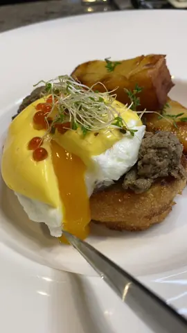 A suggestion for how sexy your weekend breakfast should be… Full reel coming soon: poached egg, potato pavé, yuzu hollandaise, yuzu marinated ikura trout roe, mushroom thyme paste, toast. Bae deserves this after such a long week ♥️ #e#eggsy#yolkpornp#poachedeggsb#brunchb#breakfastb#boujeefoodporn #tiktokeggs 
