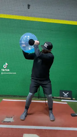 ❇️ Rear Leg Stability @tidaltank  💢 Good prep movement exercise right here…slam the water tank down to the center of our body, below the waist. With the water being delayed and crashing downward on the throw, our backside hitting leg must be in a strong position to maintain stability and not wobble.  ✅ There’s a reason the @padres utilize these tools in their movement prep, along with many other professional organizations.  #tidaltank #baseball #softball #movementprep #stable #strength #balance #hittingdrills #body #buildthebody #work #workout #baseballdad #baseballmom #hittingcoach 
