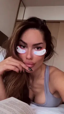 Looking for a fast, simple way to get younger-looking eyes? Try Eyemazing by Gleamy. This convenient, daily eye care device works at the cellular level to reduce dark circles and puffiness, strengthen the delicate eye area and reduce fine lines.👁️✨  Ready to try them out? Take advantage of the offer using the discount code: ELBA10 - 10% OFF #eyemazing #gleamy #gleamylab #skincareessentials #skincareroutine #redlighttherapy #microcurrentfacial 