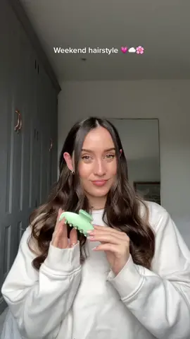 Easy claw clip hairstyle for the weekend #hairtutorial #greasyhairstyle #heatlesscurls #schoolhairstyles 