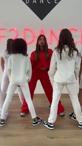S U P E R B O W L @Rihanna in @F2_dance ❤️