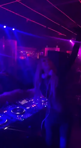 Ayer estuve pinchando en la sala Velvet de Madrid. Gracias por venir, lo pasamos genial #djyolaberrocal #yolaberrocal 