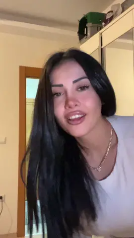 Roman kraliçesi geldi çekilin bi 