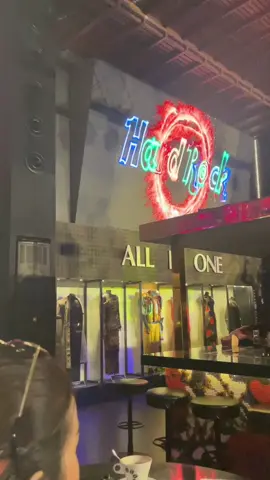 Malam minggu ada live musik di Hard Rock Cafe Bali, jadi sebelum balik ke JKT kita relax dulu sambil ngopi nonton live clasic rock di Hard Rock Cafe Bali