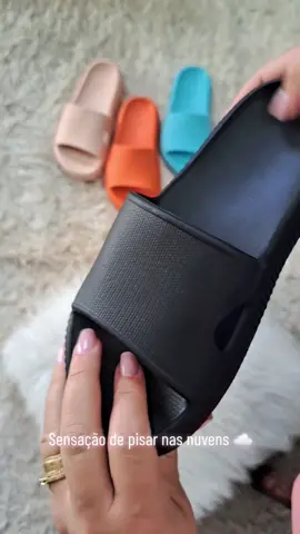 a sandália queridinha do momento vc encontra aqui na Calce Linda, modelo nuvem super confortável e macio. #calcadosfemininos #calcelinda #fyp #chinelonuvem #viral 