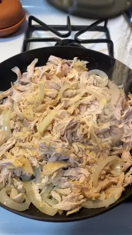 My lazy chicken tostada 🤪 #chickentostadas #lunchforbreakfast #dayoff #rainyday #AXERatioChallenge #haycomidaenlacasa #minivlog #fyp 
