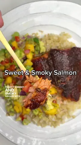 Sweet and smoky salmon over rice with mango-avocado salsa. Full recipe on IG #salmonrecipe #salmonbowl #sundaydinner #weekdaymeals #easymeals #easyrecipetutorials #salmonricebowl 