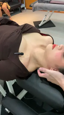 混血小姐姐の朋友第一次的整脊體驗，脖子咖咖 #整脊 #整体 #美式整脊 #整骨 #運動按摩 #按摩 #AMCT #西門 #西門町 #脊診室 #chiropractic  #肩頸 #肩頸痠痛改善 #腰痛解消 #腰痛 