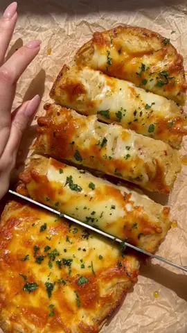 Bringing back my roasted garlic bread recipe but making it better! Have you tried roasted shallot & garlic bread?  📍 recipe on my youtube or insta @butt.erhand #roastedshallot #roastedgarlic #garlicbread #roastedgarlicbread #bread #cheese #cheesybread 