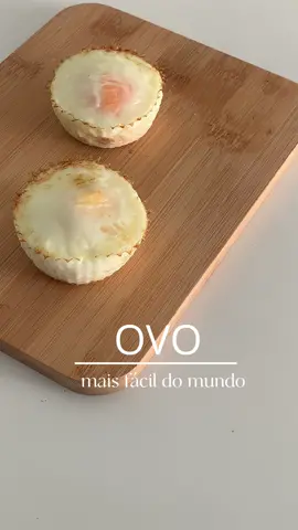 Esse preparo é fácil, rápido, delicioso, não suja nenhuma panela e o ovo fica lindo demais, né?  Tô apaixonada!🥰 O tempo de preparo vai variar conforme a potência da sua air fryer!   Eu fiz esse ovo, a 200° em 7 minutos e ficou nesse ponto ai do video!  Eu amei isso! Vi por aqui na internet e resolvi testar e deu muito certo!!! Na hora da correria então, vai ser uma super ajuda!!! #ovo #receitasfit #receitassaudaveis #receitasfaceis #lowcarb #dicas #airfryer 