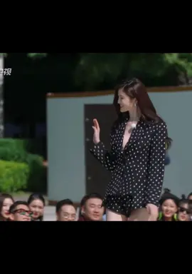 Chân dài triệu đô xứ Trung Hà Tuệ cùng những bước catwalk và pose signature Victoria's Secret. Mê quá đi ahhh 😍 