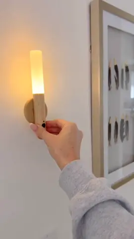 😍 Lâmpada de parede sem fio LED. Para mais informações link na bio 😉. #lâmpadadeled #decoração #móveisplanejados #moveissobmedida #marcenaria #fyp #luminária 